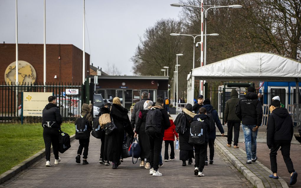 Asielzoekers bij het aanmeldcentrum in Ter Apel. Het Centraal Orgaan opvang asielzoekers (COA) moet voldoen aan de uitspraak van de rechter over het maximumaantal asielzoekers in Ter Apel. beeld ANP, Vincent Jannink 