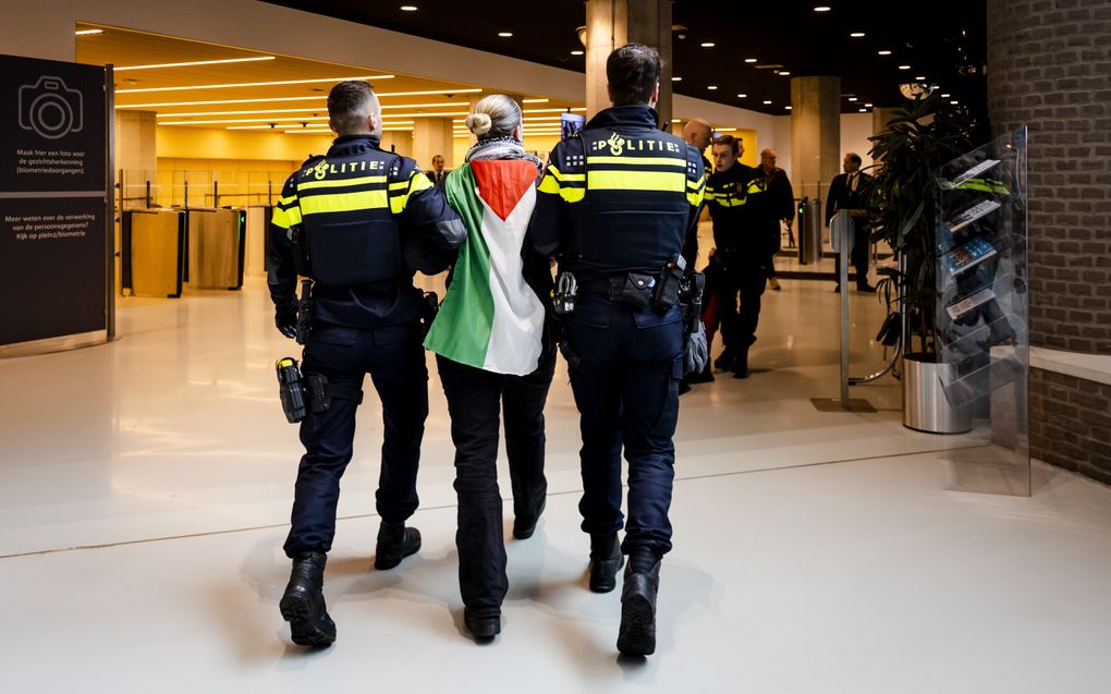 Een pro-Palestijnse demonstrant wordt afgevoerd. beeld ANP, SEM VAN DER WAL