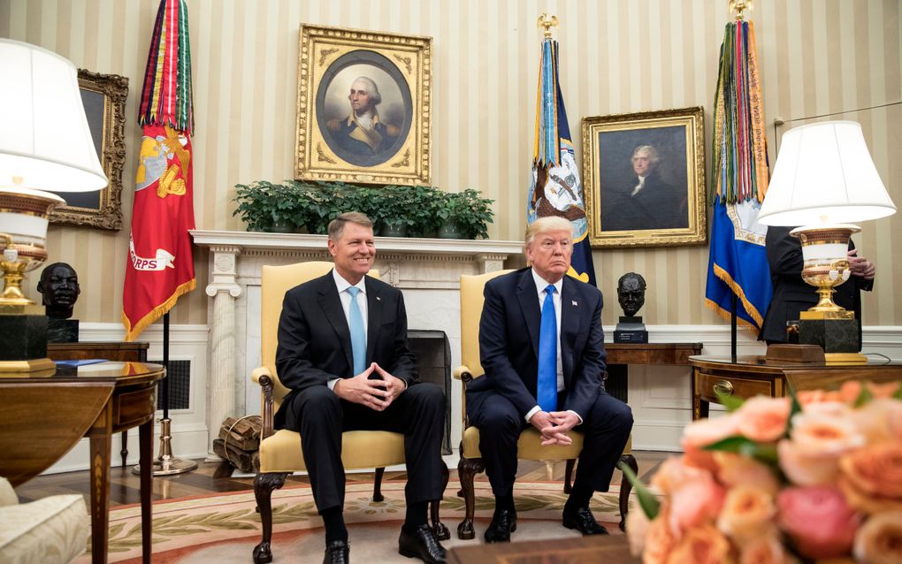 De Amerikaanse president Donald Trump en president Klaus Johannis van Roemenië vrijdag in het Witte Huis. beeld EPA