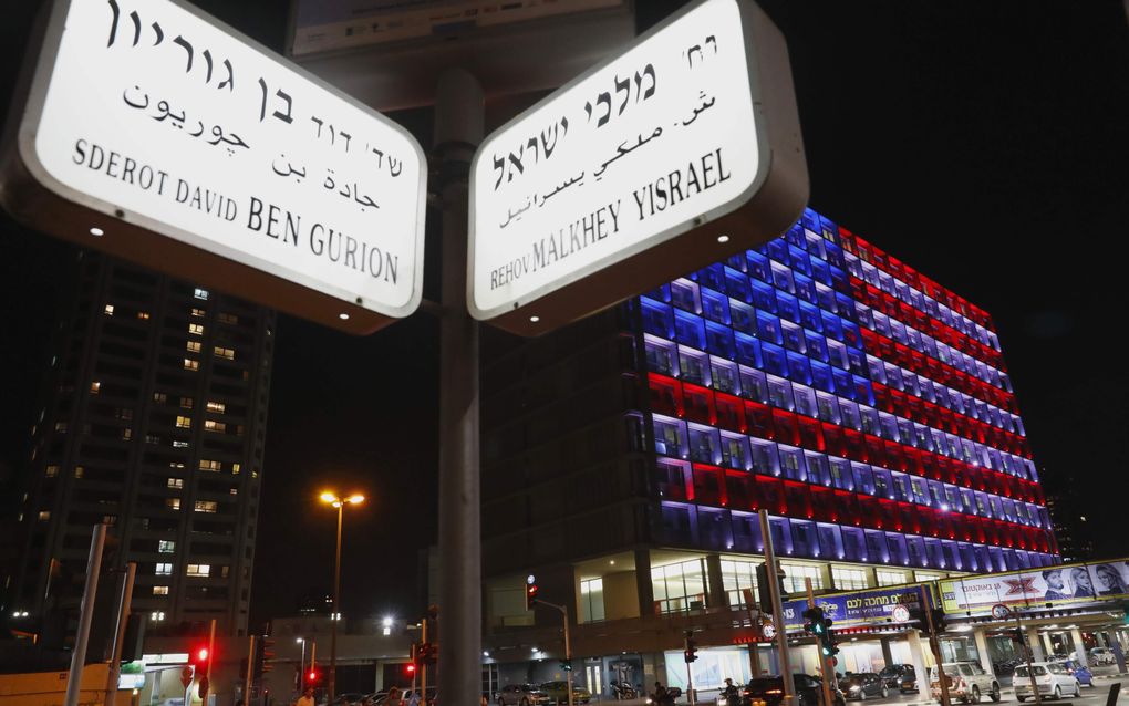 Het stadhuis van Tel Aviv is verlicht in de kleuren van de Amerikaanse vlag. beeld AFP