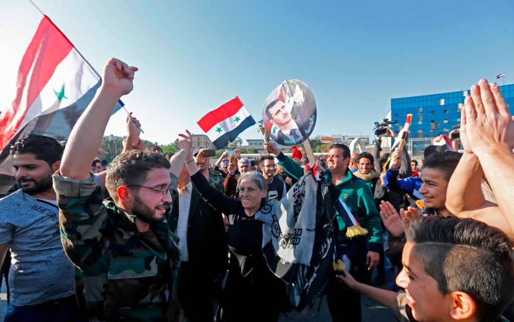 Syriërs in Damascus betuigen hun steun aan president Assad. beeld AFP