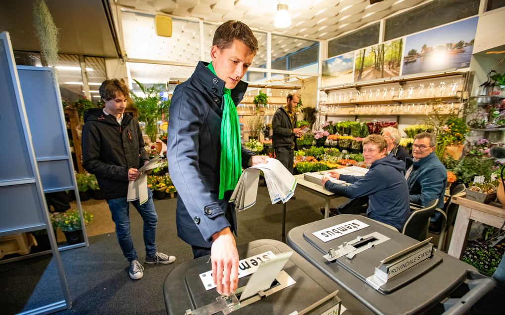 Op het station van Castricum wordt vanaf middernacht gestemd voor de Provinciale Statenverkiezingen. Op 69 stations kan worden gestemd. Het station in Castricum ging als eerste open. beeld ANP