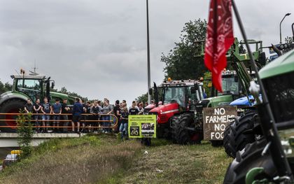 Boeren demonstreren langs de N36 tegen de stikstofplannen van het kabinet, een dag voordat de Tweede Kamer zal stemmen over moties die zijn ingediend tijdens het debat over de stikstofplannen. In sommige gebieden in Nederland moet de uitstoot van stikstof met 70 tot 80 procent worden verminderd. beeld ANP, Vincent Jannink 