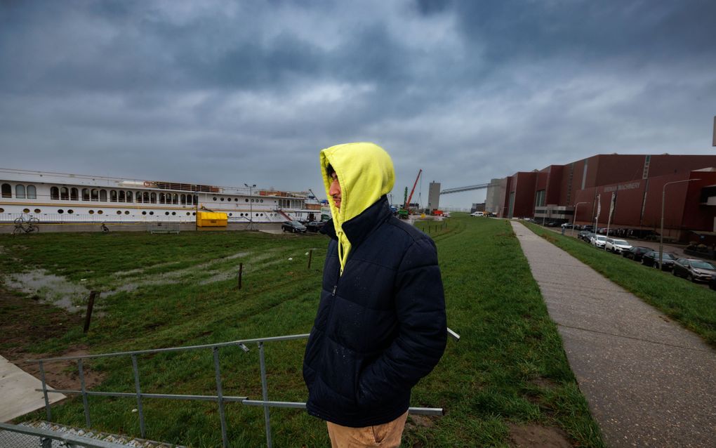 Amjad voor het schip waarop hij de afgelopen maanden verbleef. beeld Freddy Schinkel en RD