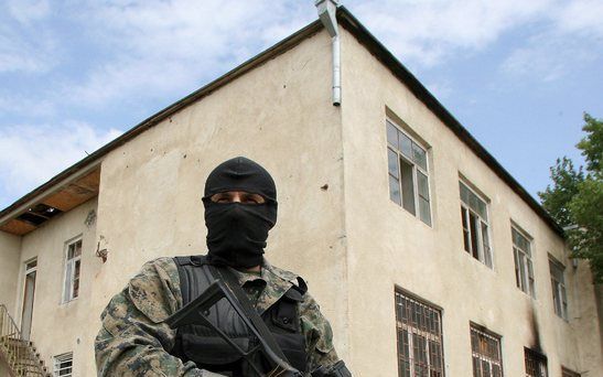 ERGNETI - Georgische militairen patrouilleren in de straten van Ergneti in de opstandige provincie Zuid-Ossetie. Foto EPA