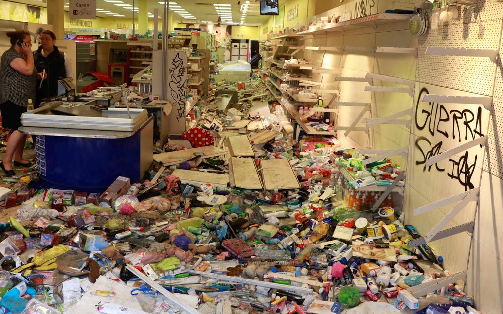 Geplunderde winkel in het Schanzenviertel in Hamburg. beeld AFP