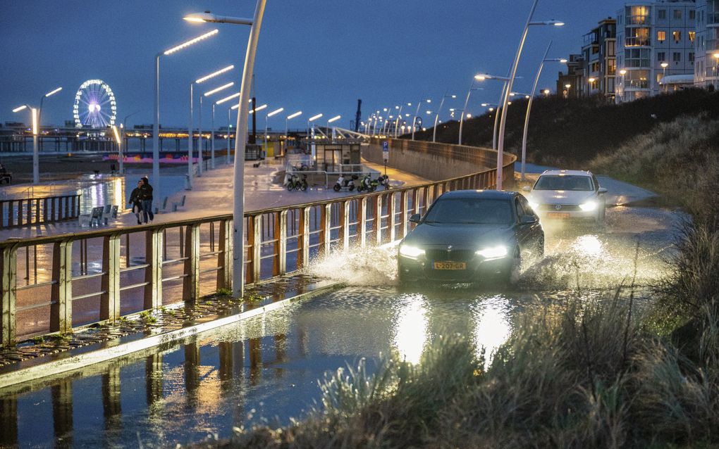 Onstuimig weer donderdagavond aan de Nederlandse kust. beeld ANP, Josh Walet