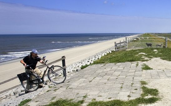 „Kunstmatige, harde ingrepen, zoals superdijken, zijn gebaseerd op het principe van vechten tegen het water. Het is echter de vraag of dit geen ‘eindige’ strategie is.” Foto: een moderne overslagbestendige dijk bij het Zeeuwse Ellewoutsdijk. Foto ANP