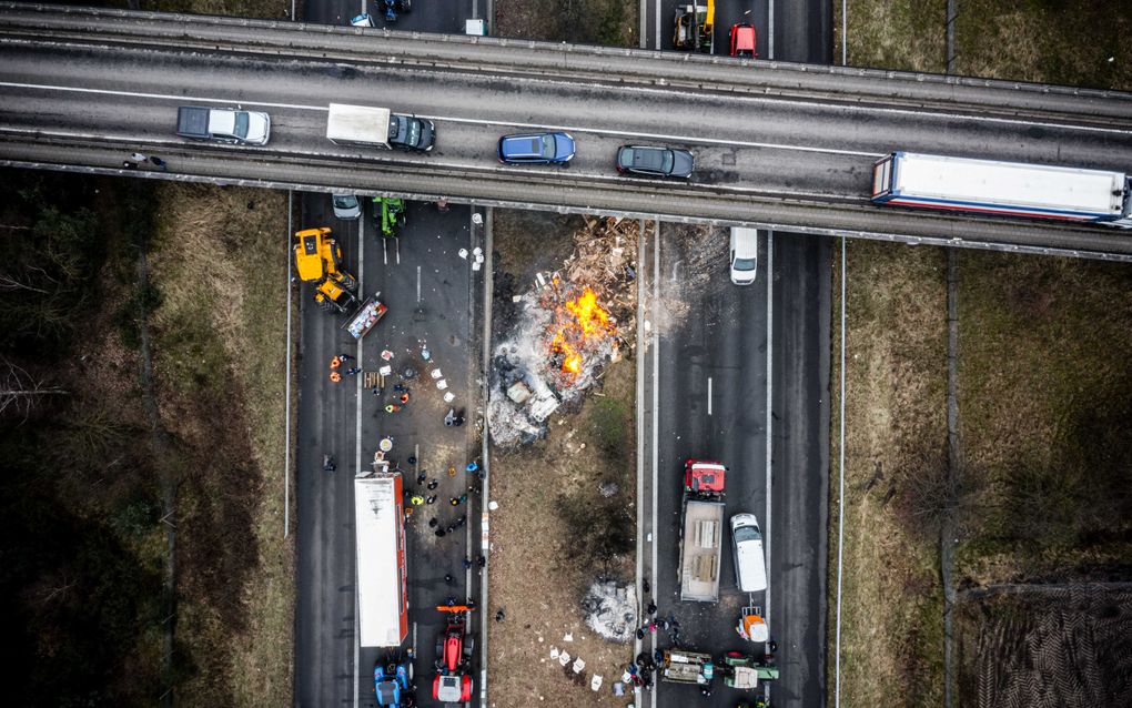 Dronefoto. Nederlandse en Belgische boeren blokkeren de grensovergang tussen Nederland met Belgie. De boeren demonstreren tegen landbouwregels die volgens hen te streng zijn en oneerlijke concurrentie binnen de Europese grenzen. beeld ANP, Rob Engelaar