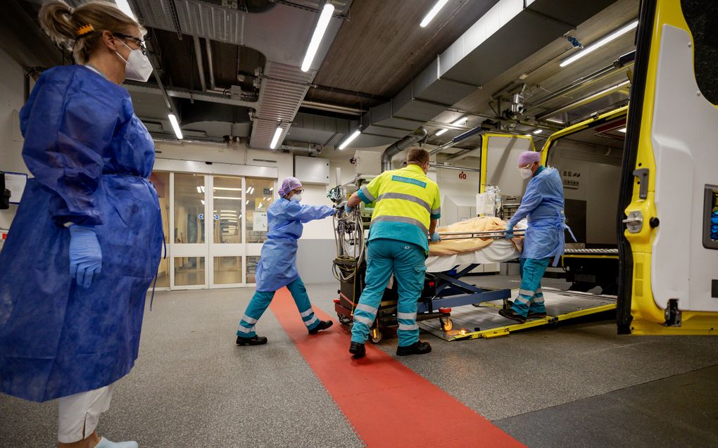 Een mobiele Intensive Care Unit komt aan met een IC-patient die overgeplaatst wordt naar het Catharina Ziekenhuis in Eindhoven. Het ziekenhuis schaalt de reguliere zorg af, omdat het steeds meer coronapatienten moet opnemen van andere ziekenhuizen in het land. beeld ANP, Robin van Lonkhuijsen