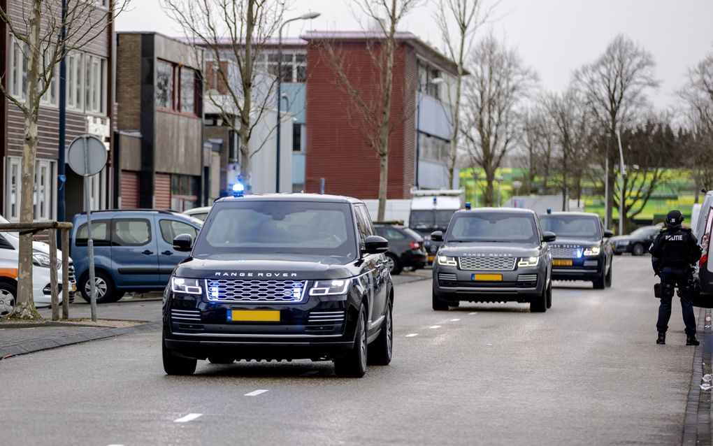 Een beveiligd transport komt aan bij de bunker, voorafgaand aan de eerste inleidende zitting in het Marengo-proces. Zeventien verdachten, onder wie hoofdverdachte Ridouan Taghi, staan terecht in de megamoordzaak. De bende wordt ervan verdacht meerdere liquidaties en pogingen daartoe te hebben gepleegd. beeld ANP, Robin van Lonkhuijsen