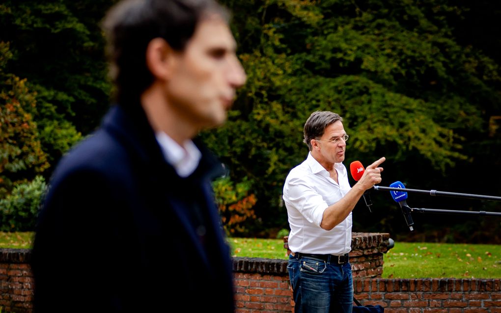 CDA-leider Wopke Hoekstra en VVD-leider Mark Rutte arriveren op landgoed De Zwaluwenberg voor de voortgang van de formatiegesprekken. beeld ANP, Remko de Waal