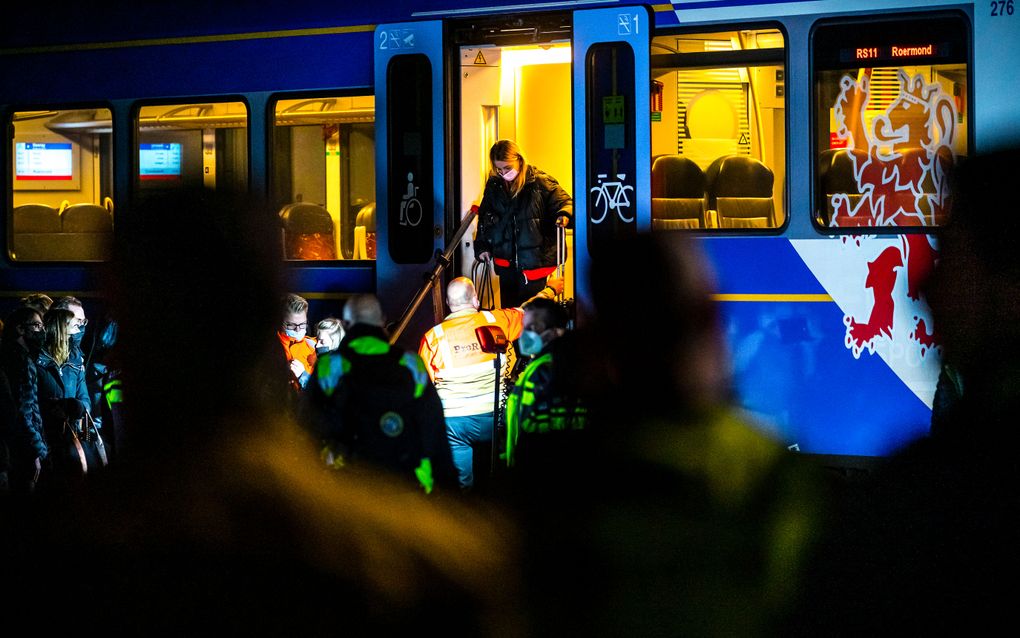 Reizigers verlaten de trein bij het Brabantse Holthees. beeld ANP ROB ENGELAAR