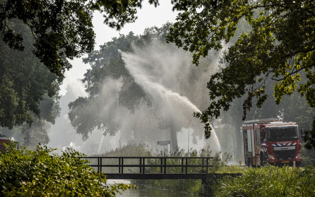 Brandweer legt een stoplijn aan en houdt huizen nat tijdens een grote brand in natuurgebied De Peel. De omvang van de brand bedraagt ongeveer 2 hectare. beeld ANP, Rob Engelaar