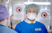 Koning Willem-Alexander bezoekt in beschermende kleding een afdeling met covidpatienten in het Van Weel-Bethseda Ziekenhuis in Dirksland. beeld ANP, Robin van Lonkhuijsen