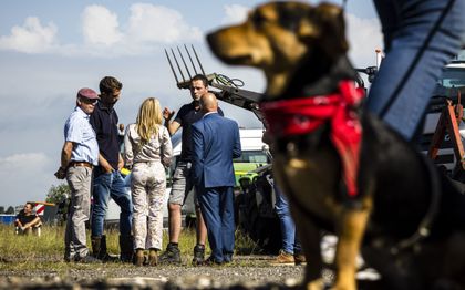 Burgemeester Kees van Rooij van Meierijstad gaat in Veghel in gesprek met demonstrerende boeren. beeld ANP, ROB ENGELAAR