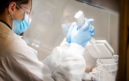 Het hoog volume laboratorium van Eurofins. In het testlaboratorium zullen per dag tienduizend coronatests worden geanalyseerd. beeld ANP, Robin van Lonkhuijsen