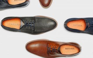 Schoenen in verschillende kleuren van bovenaf gezien.