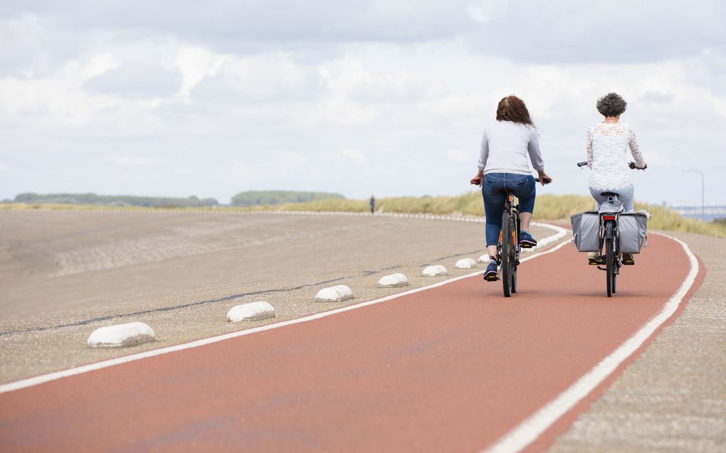 Fietsers op de Brouwersdam. beeld ANP, Bart Maat