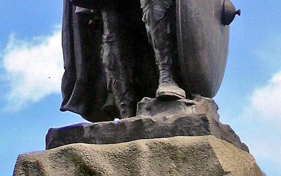 Een standbeeld van Alfred de Grote in Winchester. Foto Odejea, Wikimedia