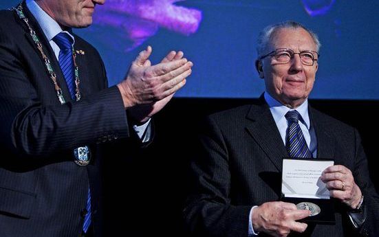 Jacques Delors ontvangt maandag in Nijmegen uit handen van burgemeester De Graaf als eerste de Vrede van Nijmegen Penning. Foto ANP