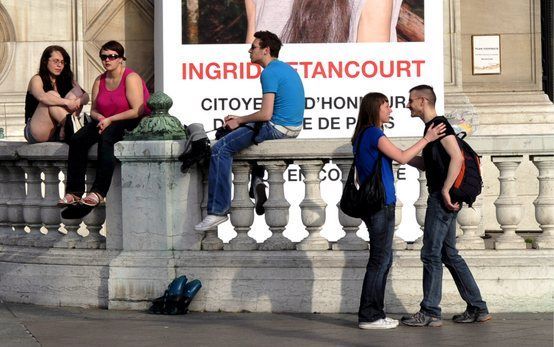 PARIJS - Een poster met een portret van Betancourt aan.Hotel de Ville, Parijs. Foto EPA