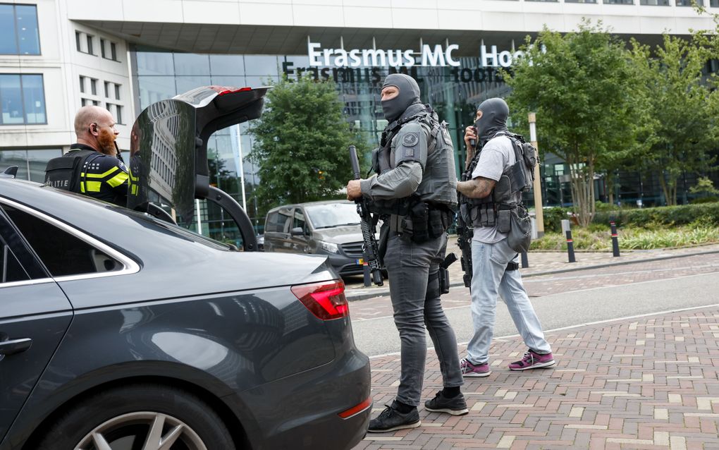 Politieagenten van de dienst speciale interventie bij het Erasmus MC Rotterdam aan Rochussenstraat die is afgezet. beeld ANP, Bas Czerwinski 