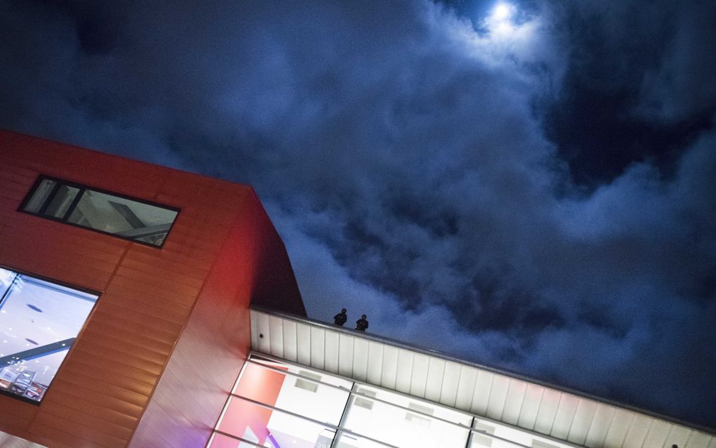 Politieagenten op het dak van Cinemec in Ede. beeld ANP