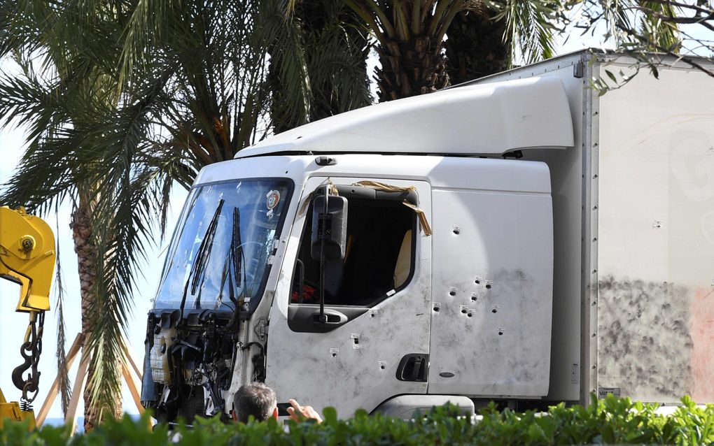 De truck waarmee de aanslag werd gepleegd, wordt afgevoerd. beeld AFP