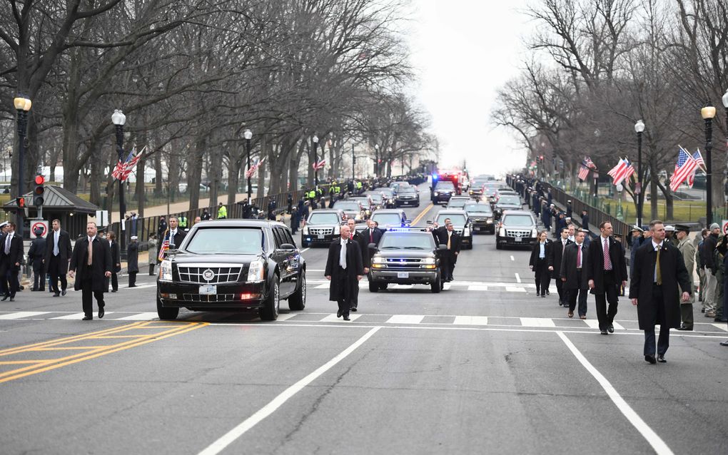 Trump is in de presidentiële limousine onderweg naar het Witte Huis. beeld AFP