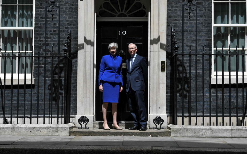 May en haar echtgenoot Philip bij Downing Street 10. beeld EPA