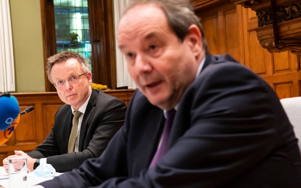 Staatssecretaris Hans Vijlbrief van Mijnbouw en Commissaris van de Koning Rene Paas in gesprek met de pers. De staatssecretaris is op bezoek in Groningen om te praten met bewoners, bestuurders en belangengroepen in het bevingsgebied.  beeld ANP, Anjo de Haan 