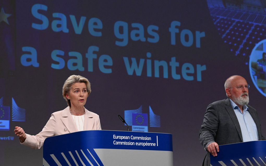 Voorzitter van de Europese Commissie Ursula von der Leyen (links) en vicevoorzitter van de Europese Commissie Frans Timmermans (rechts) geven een persconferentie na de vergadering van het college over het pakket "Bespaar gas voor een veilige winter" op het hoofdkantoor van de EU in Brussel. beeld AFP, John Thys