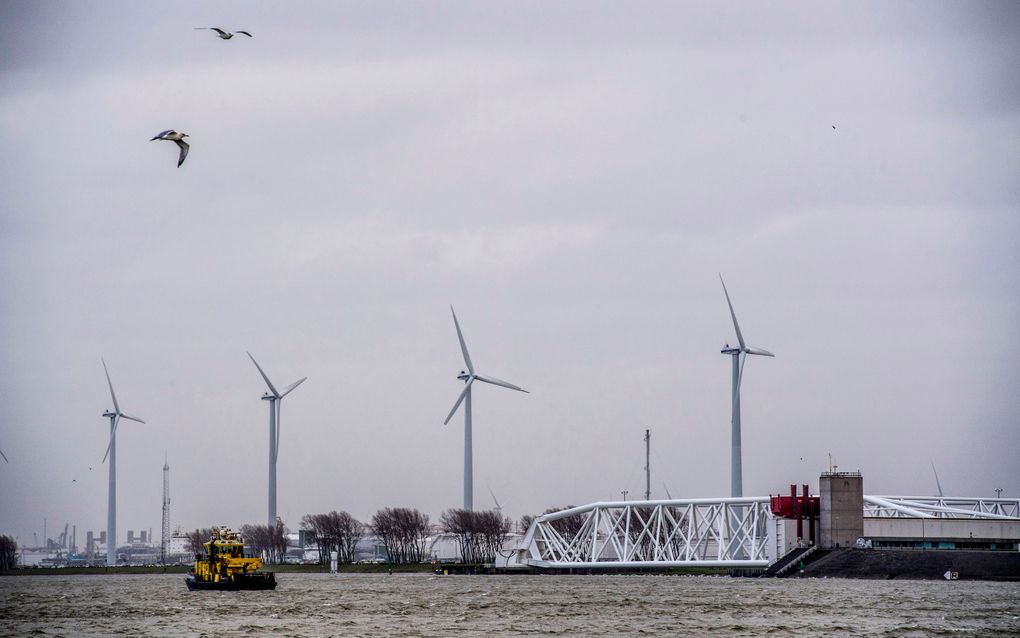 In verband met de storm en hoogwater sluit de Maeslantkering. beeld ANP