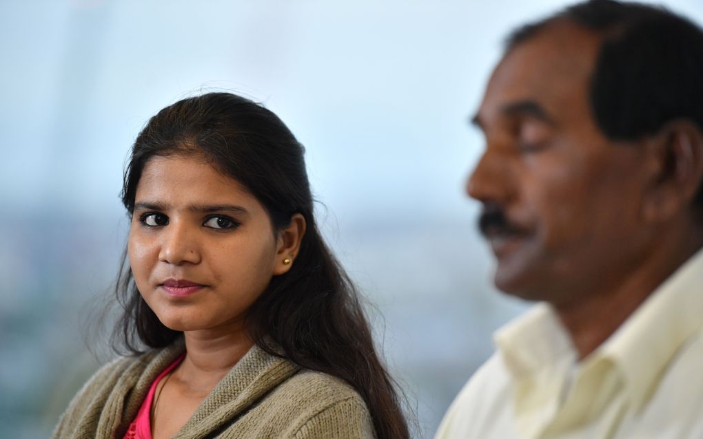 Ashiq Mesih (r.) en Eisham Ashiq, de vader en dochter van Asia Bibi tijdens een persconferentie in Londen, in oktober 2018. beeld AFP