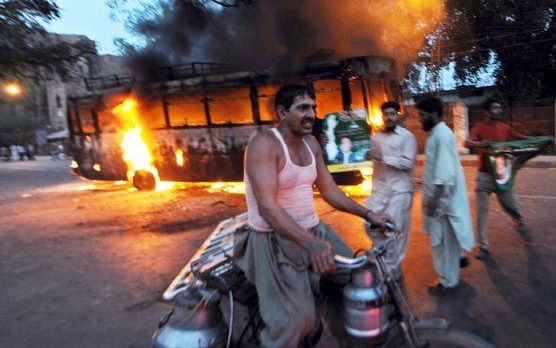 ISLAMABAD - De Pakistaanse oppositieleider Nawaz Sharif heeft maandag gezegd dat de protestmars tegen de regering niet doorgaat. De betogers waren onderweg naar het parlementsgebouw in Islamabad om daar maandag te protesteren. Foto: EPA