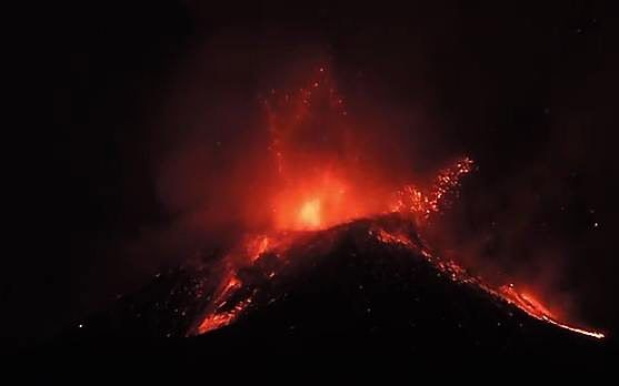 De Etna spuwt as en lava. beeld uit YouTube-video