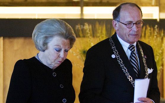 Het ambt van burgemeester wordt steeds zwaarder; ook wordt de burgervader als ambtsdrager steeds kwetsbaarder. Op de foto burgemeester De Graaf van Apeldoorn met Koningin Beatrix. Foto ANP