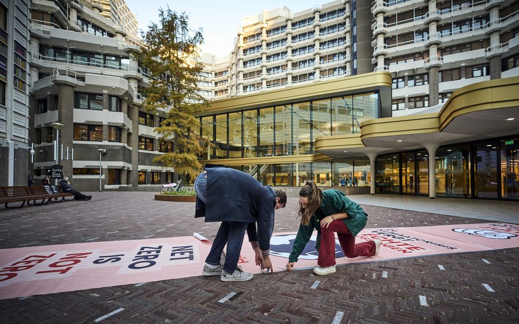 Klimaatactivisten bij de Tweede Kamer, donderdag. beeld ANP, Phil Nijhuis