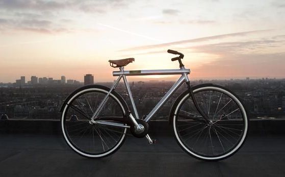 AMSTERDAM – De hippe tweewieler VanMoof, ontworpen door de broes Ties en Taco Carlier, wordt inmiddels verkocht in onder meer Jakarta, Tokio, Toronto, Sydney, Seoul, New York, Barcelona, Londen en Milaan. „We zijn de fiets gaan maken uit frustratie”, aldu