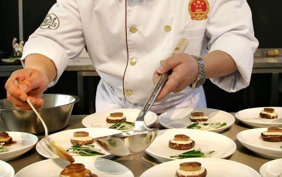 Chinese koks in Nederland zouden te traditioneel zijn waardoor vernieuwing te langzaam gaat. Foto ANP