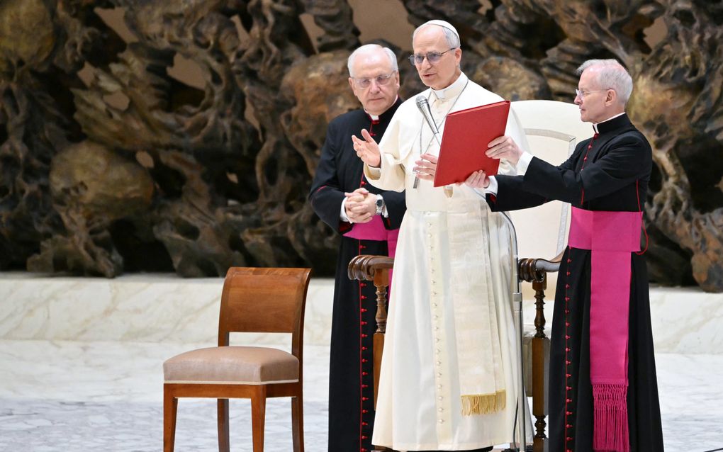 Paus Leo XIV (m.) spreekt maandag in Rome journalisten toe. beeld AFP, Alberto Pizzoli