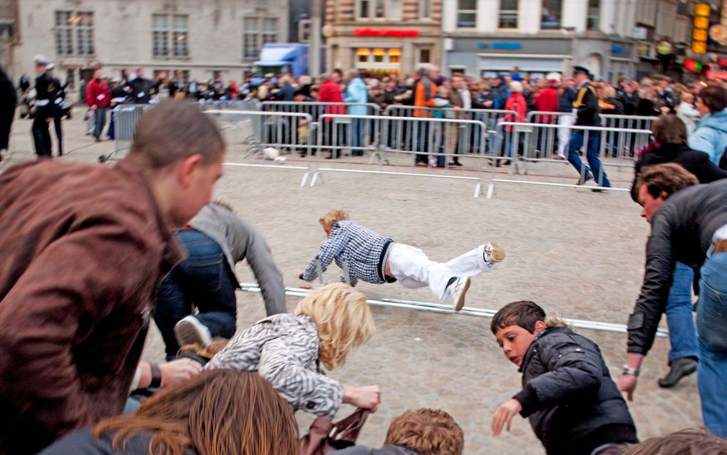 AMSTERDAM - Bezoekers van de Nationale Dodenherdenking op de Dam in Amsterdam rennen in paniek weg. Foto ANP