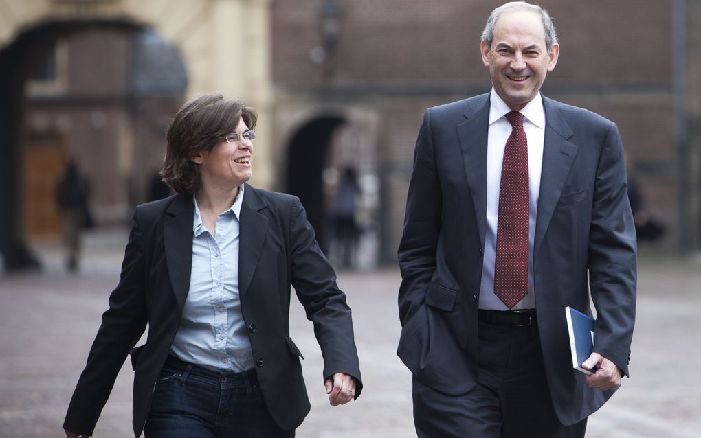 DEN HAAG - PvdA-fractievoorzitter Job Cohen (R) komt vrijdag samen met zijn woordvoerder Angela de Jong (L) aan op het Binnenhof in Den Haag voor zijn gesprek met informateur Uri Rosenthal. Foto ANP