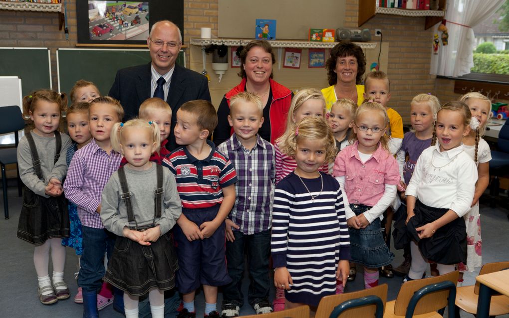 Drie personeelsleden van de reformatorische Dr. Maarten Lutherschool in Urk zijn dezer dagen 25 jaar aan de school verbonden: intern begeleider en zorgcoördinator Maja Sterk, directeur Harm Schuttel en kleuterjuffrouw Hannie van Utrecht (v.l.n.r.).	Foto A