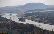 Containerschepen varen door het Panamakanaal. beeld iStock