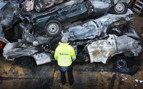 DEN HAAG – Bij een sloopbedrijf in Den Haag stond woensdag een stapel uitgebrande auto’s. Diverse voertuigen, onder meer in de Haagse Schilderswijk, gingen in vlammen op. De schade die tijdens de jaarwisseling ontstond bedraagt zo’n 11 miljoen euro, 3 mil