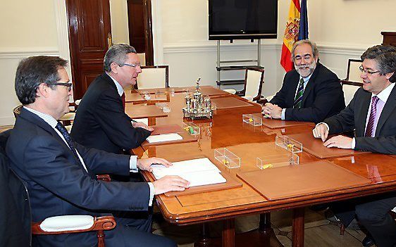 MADRID – Minister van Justitie Gallardón van Spanje en een staflid hadden deze week voor het eerst een formeel gesprek met vertegenwoordigers van Ferede, de Federatie van Protestantse Kerken en Organisaties in Spanje. Rechts uitvoerend secretaris Blázquez