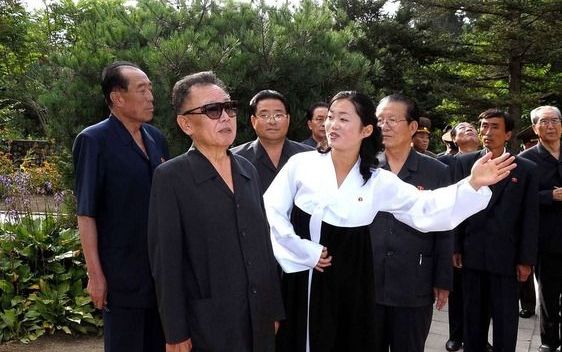 De Noord-Koreaanse leider Kim il Sung krijgt een rondleiding bij de uraniumfabriek. Foto EPA