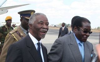 JOHANNESBURG - De Zuid-Afrikaanse president Mbeki, ontvangt de Zimbabwaanse dictator Mugabe op het vliegveld in Johannesburg. Foto EPA